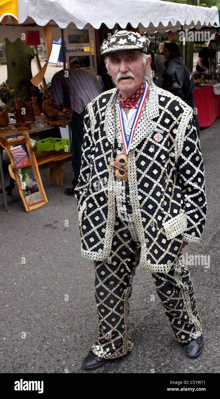 A piena lunghezza Ritratto di un maschio senior vestito come re di perla, Highgate, London, England, Regno Unito Foto Stock