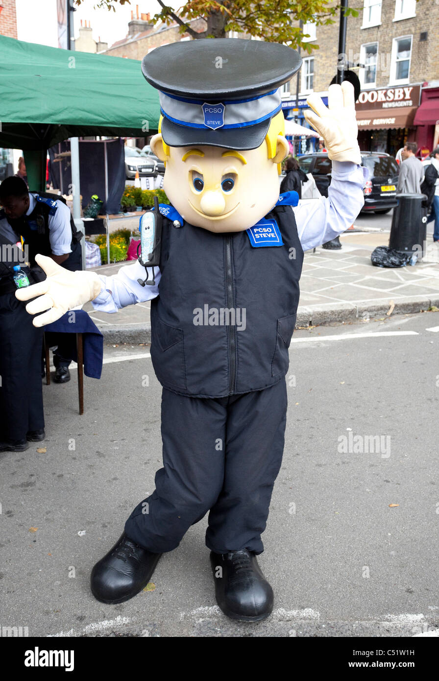 Una persona che indossa un costume di polizia, London, England, Regno Unito Foto Stock