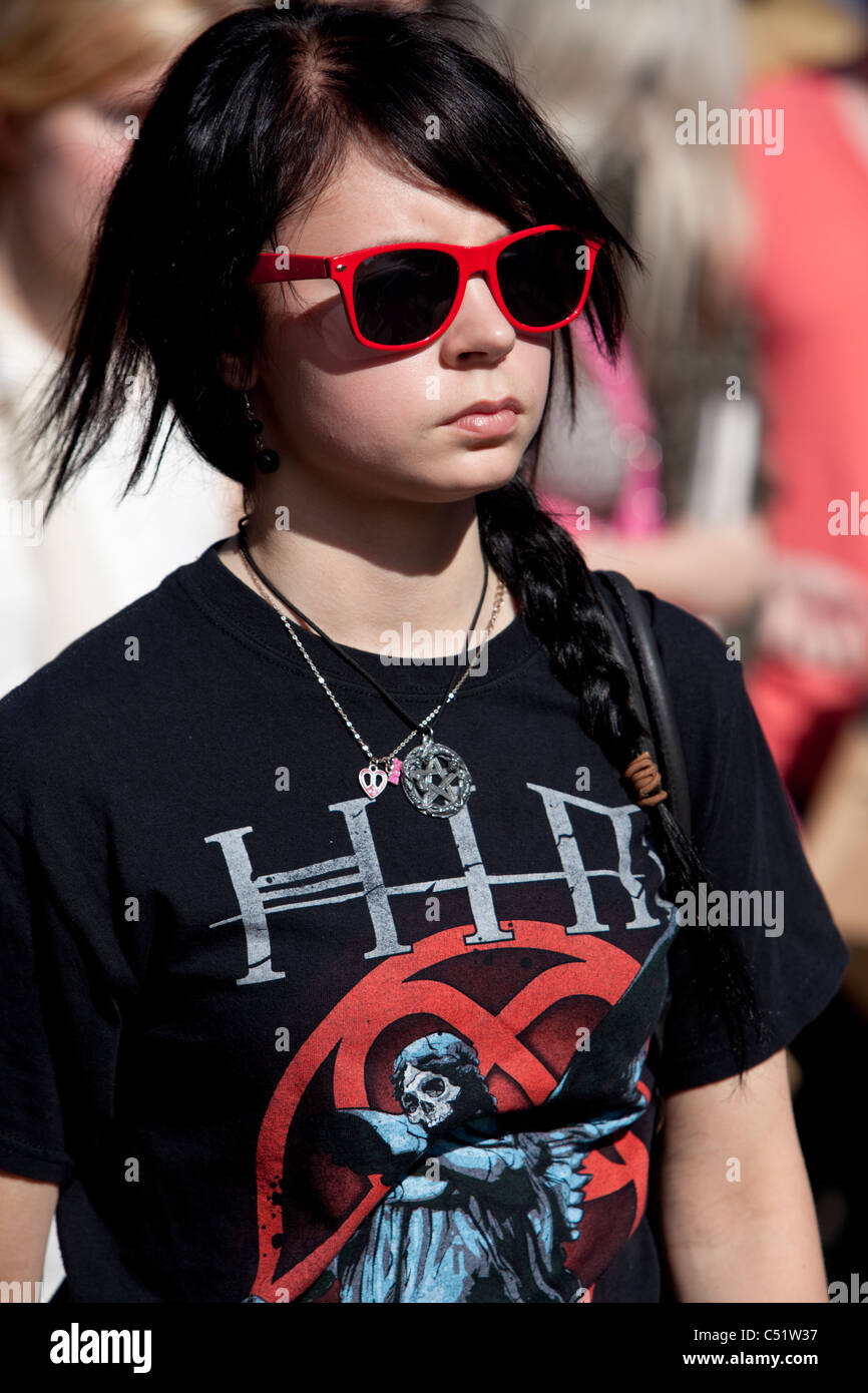 Headshot ritratto del gotico adolescente di sesso femminile che indossa gli occhiali da sole e una T-shirt, London, England, Regno Unito Foto Stock