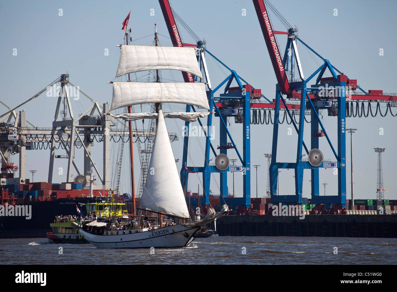 Barca a vela e il terminal container , Porto compleanno 2011 nella Città Libera e Anseatica di Amburgo, Germania Foto Stock