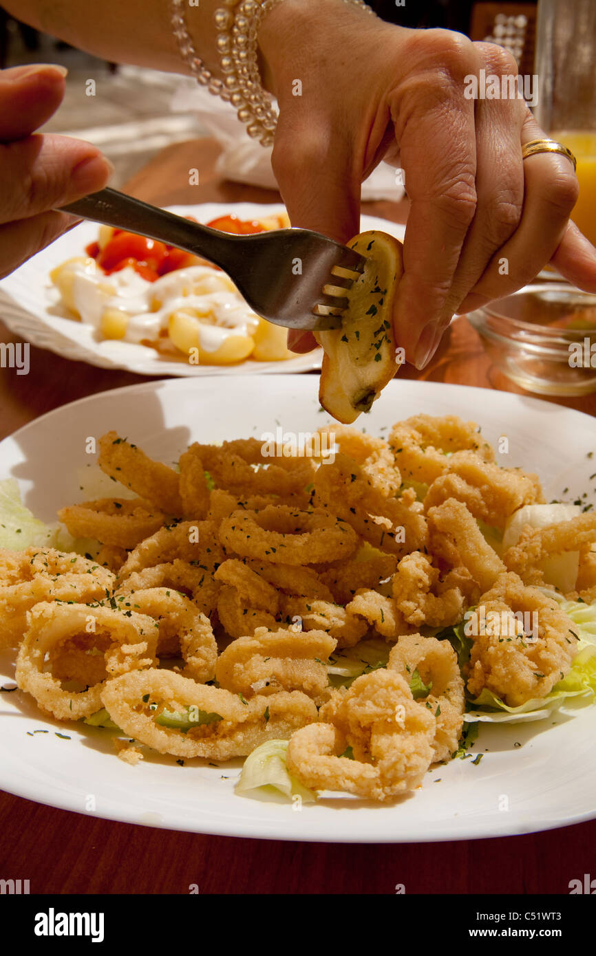 Granada Spagna fritto di calamari squid lemon squeeze tapas Foto Stock