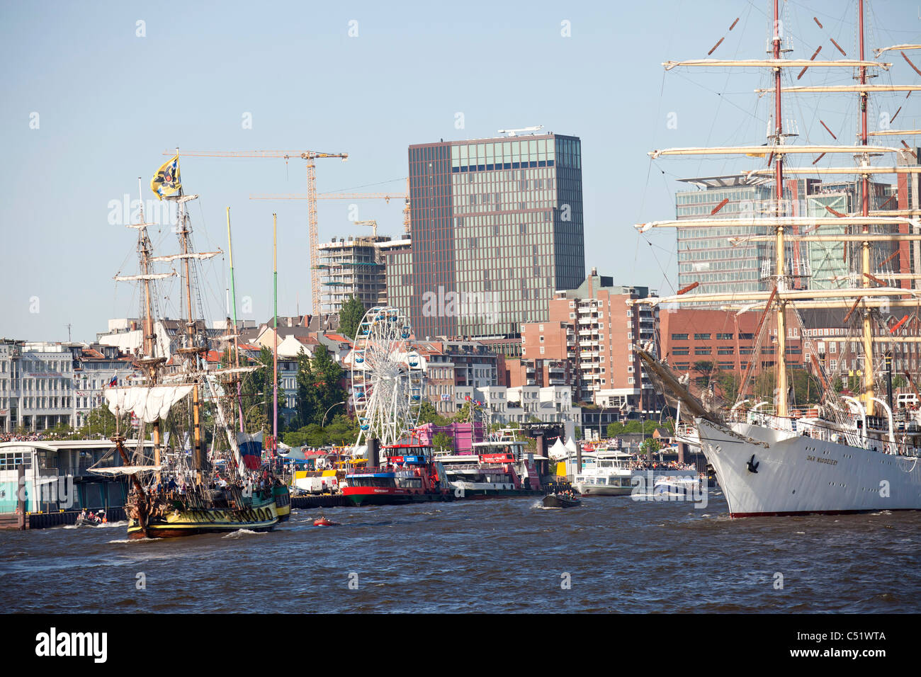 Partenza sfilata di navi e barche a vela, Hafengeburtstag o anniversario di porta 2011, Amburgo, Germania, Europa Foto Stock