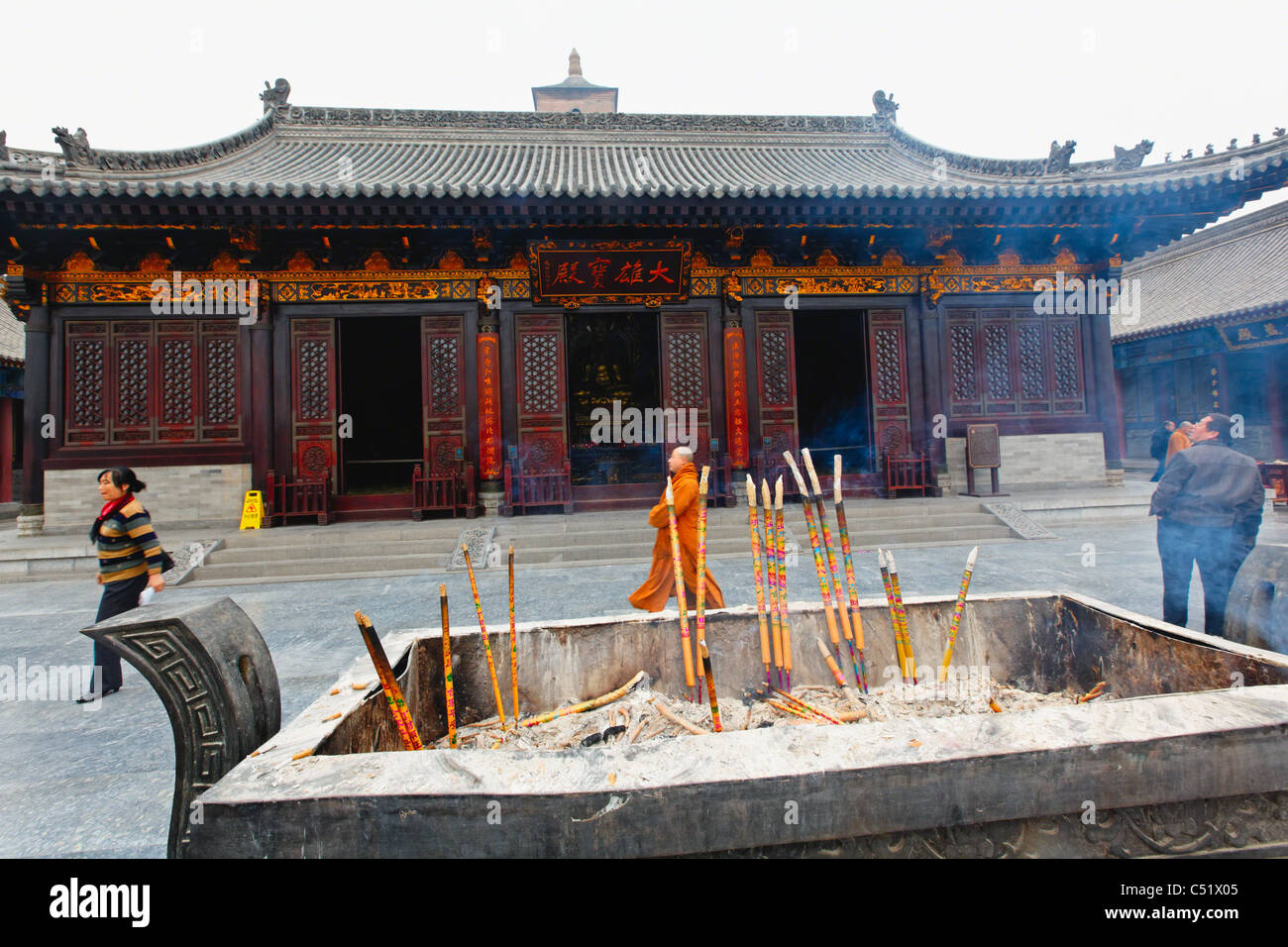 Tempio motivi con un Buddha Santuario e Brucia incensi, Grande Pagoda dell'Oca Selvaggia, Xian, Shaanxi, Cina Foto Stock