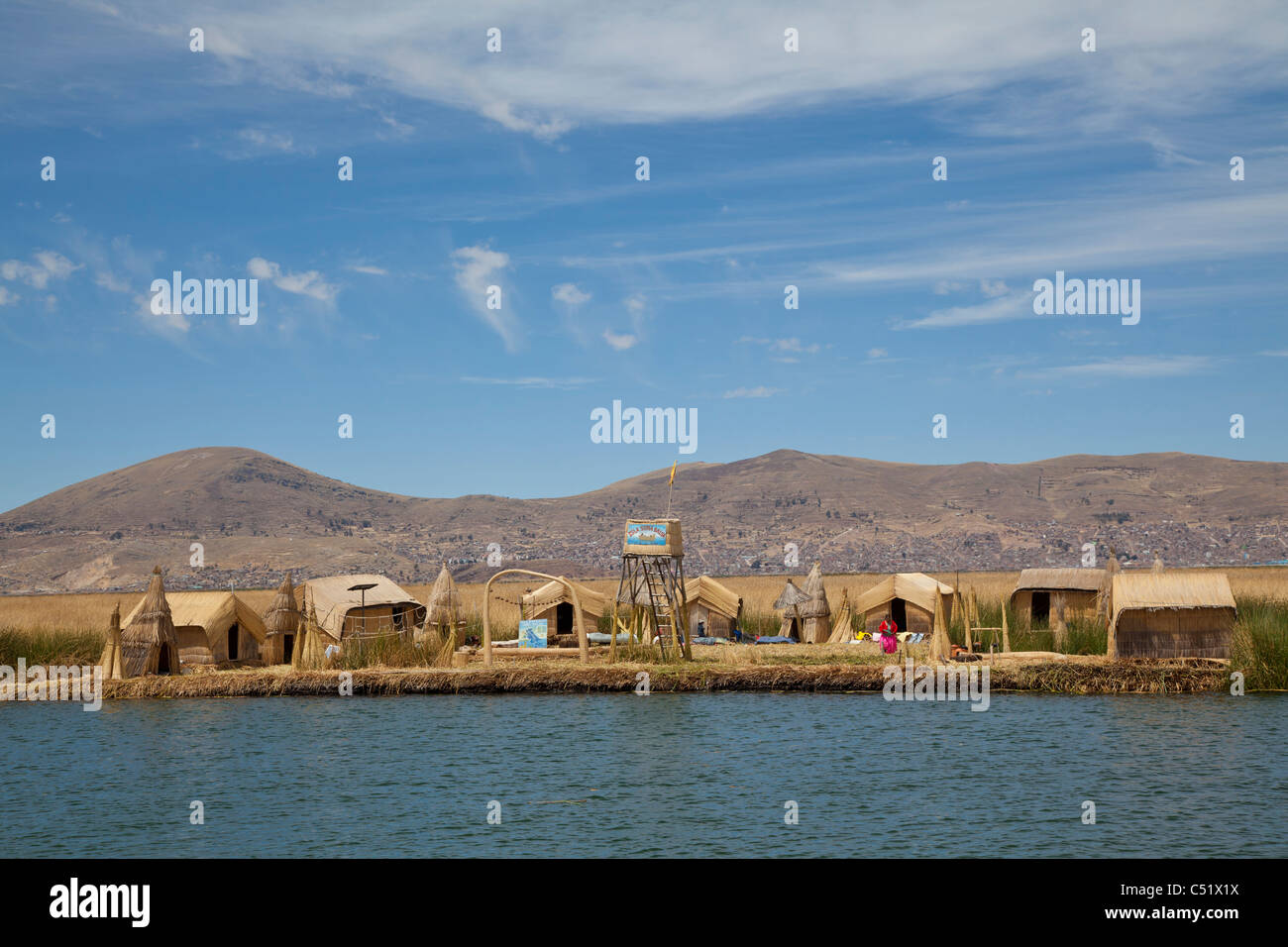 Case tradizionali sulle Isole Uros, il lago Titicaca, Perù Foto Stock