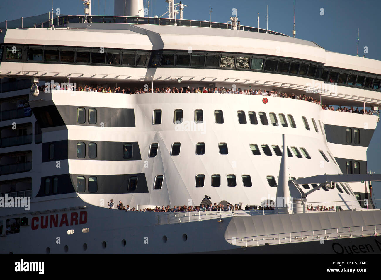Crociera, Queen Elizabeth 2, sfilata di navi, feste di compleanno per il porto di Amburgo nel 2011, Germania, Europa Foto Stock