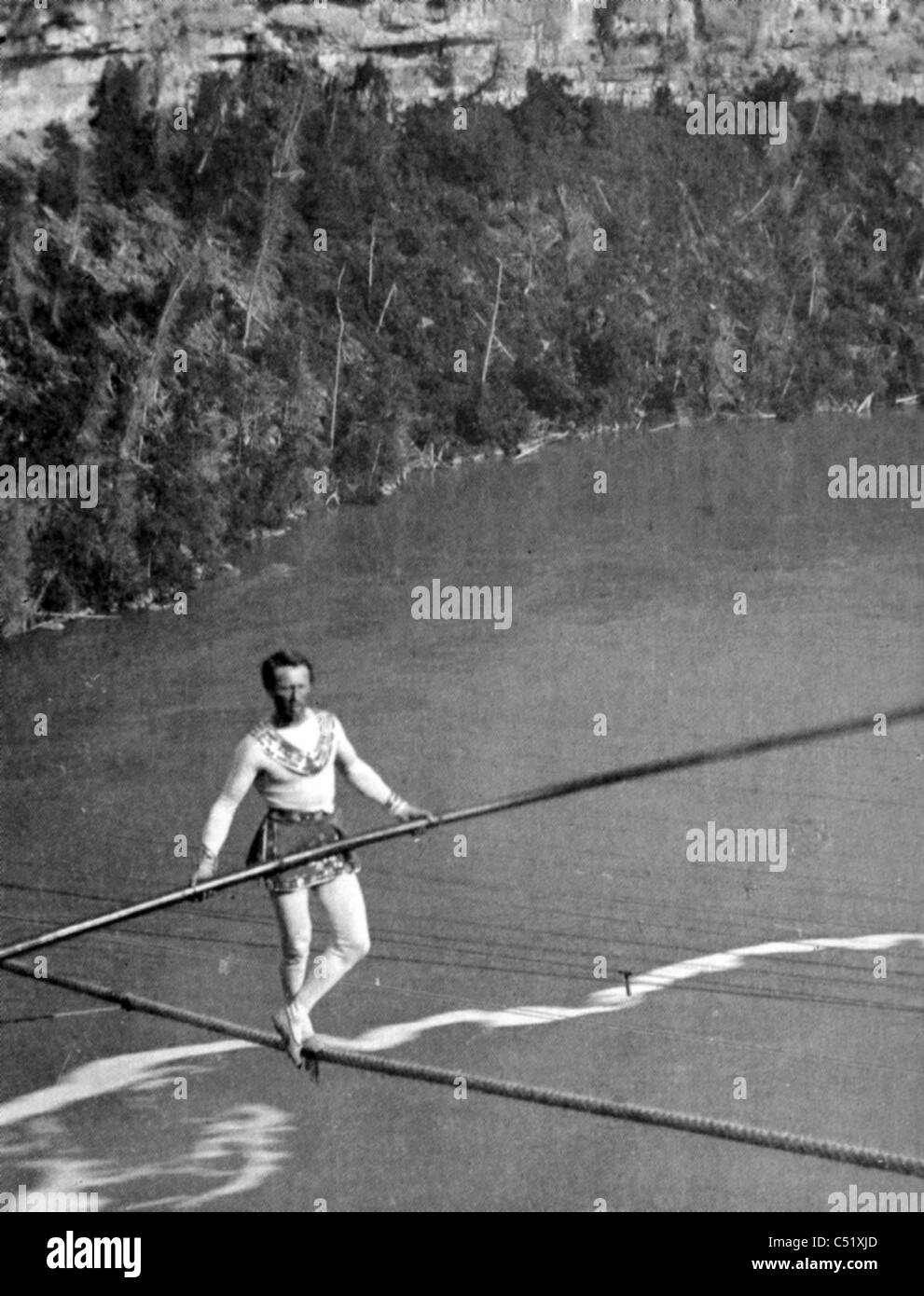 CHARLES BLONDIN (1824-1897) francese acrobat e funambolo qui attraversando la gola sotto le cascate del Niagara in 1859 Foto Stock