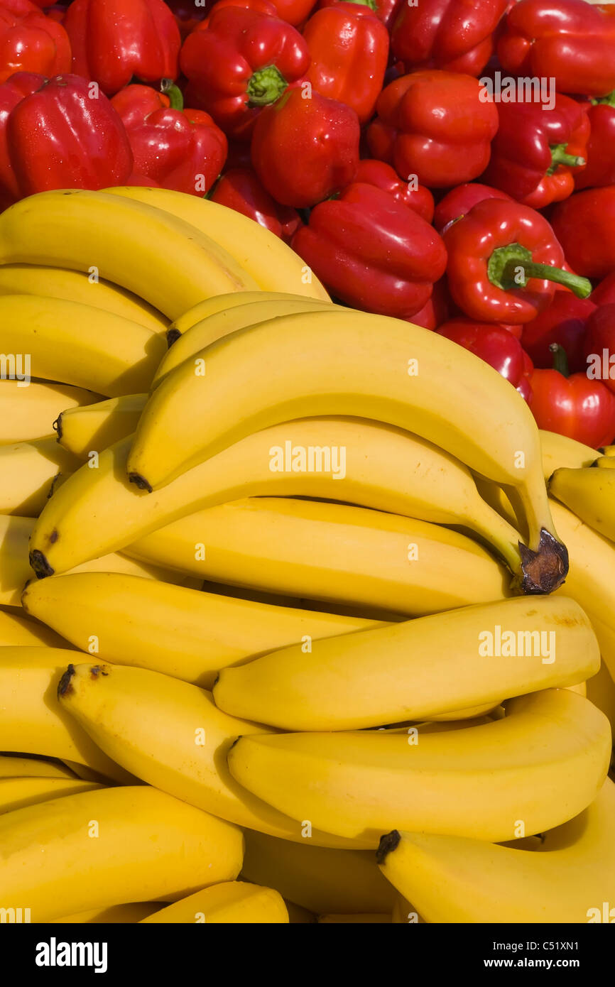 I grappoli di banane e peperoni rossi al mercato pubblico in Rochester New York Foto Stock