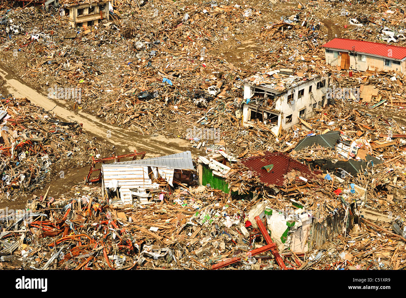 Vista aerea del devastato lungo la costa nord-orientale del Giappone a seguito di un forte terremoto e tsunami Marzo 25, 2011. Foto Stock