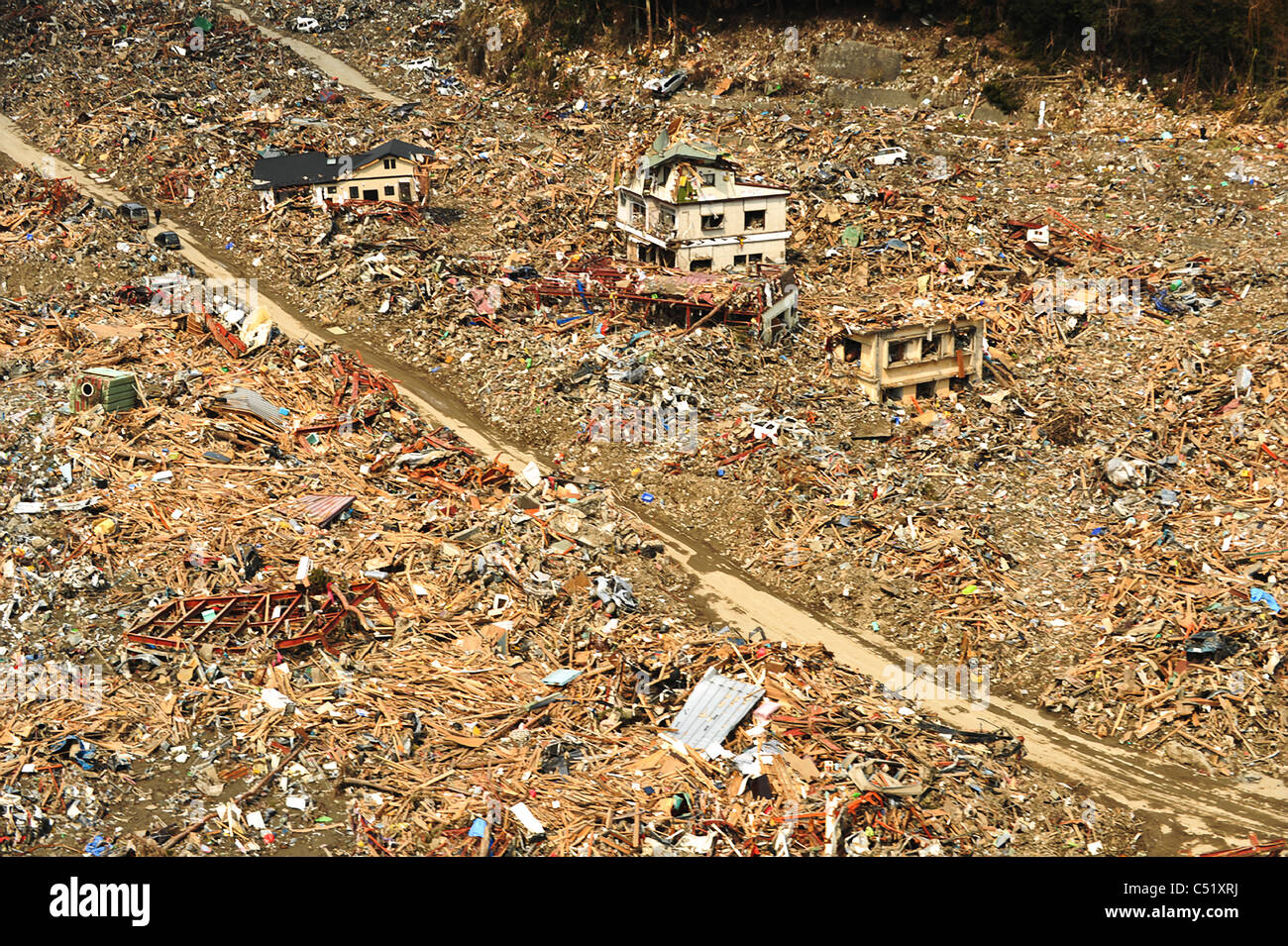 Vista aerea del devastato lungo la costa nord-orientale del Giappone a seguito di un forte terremoto e tsunami Marzo 25, 2011. Foto Stock