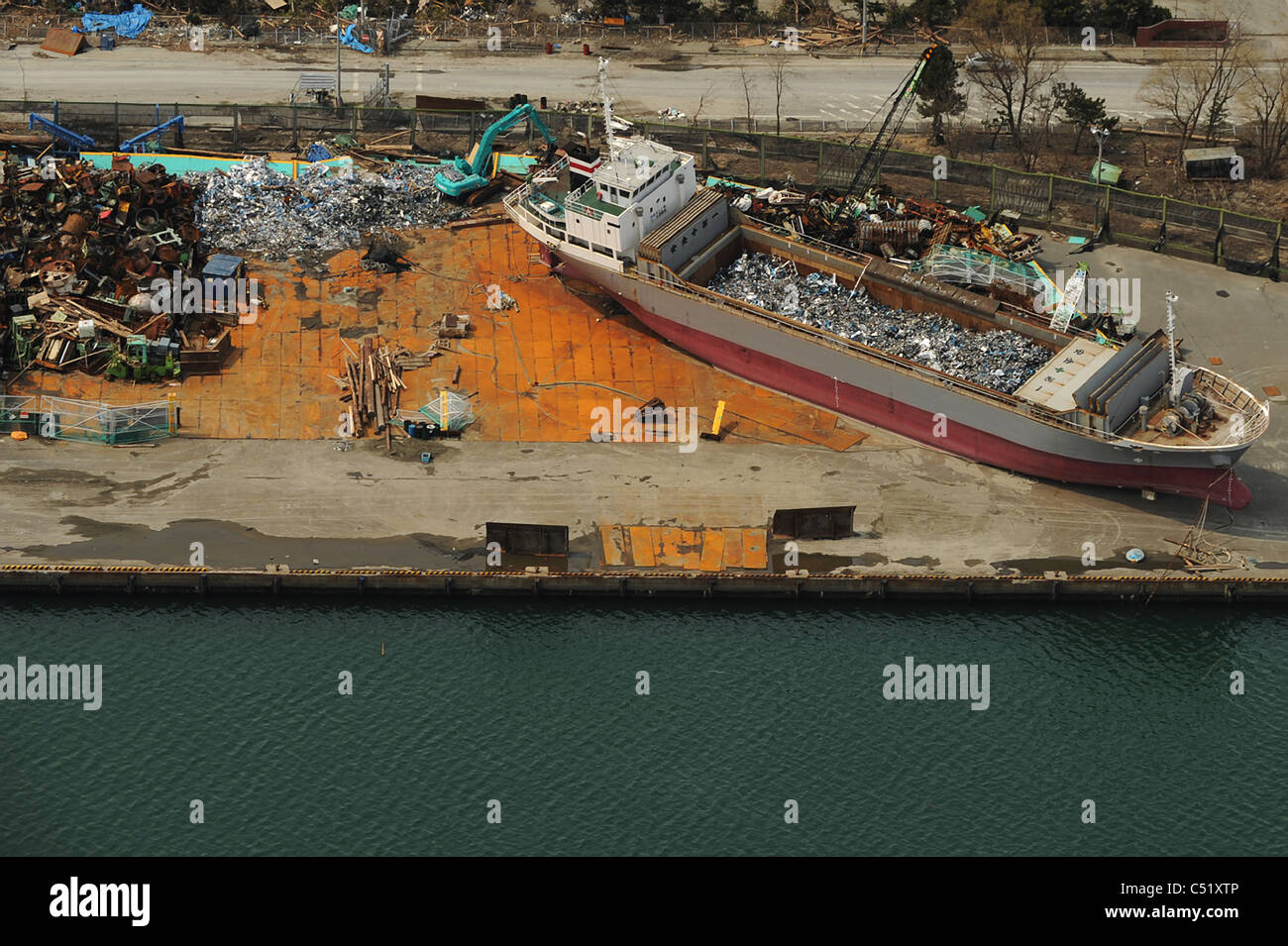 Vista aerea del devastato lungo la costa nord-orientale del Giappone a seguito di un forte terremoto e tsunami Marzo 25, 2011. Foto Stock