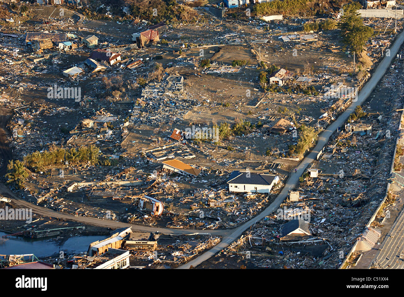 Vista aerea del devastato lungo la costa nord-orientale del Giappone a seguito di un forte terremoto e lo tsunami. Foto Stock