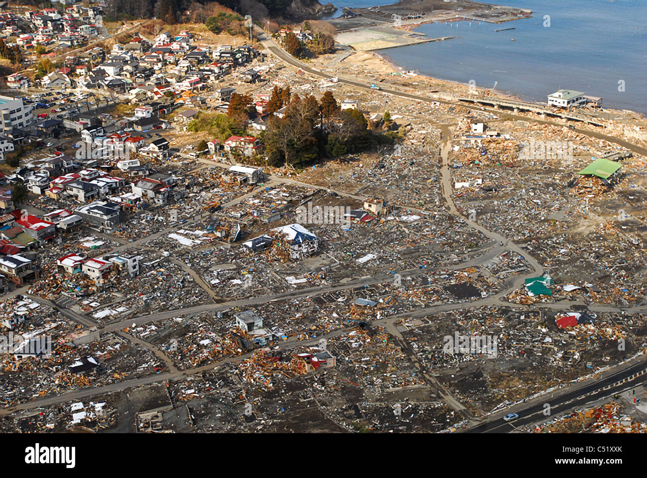 Vista aerea del devastato lungo la costa nord-orientale del Giappone a seguito di un forte terremoto e lo tsunami. Foto Stock
