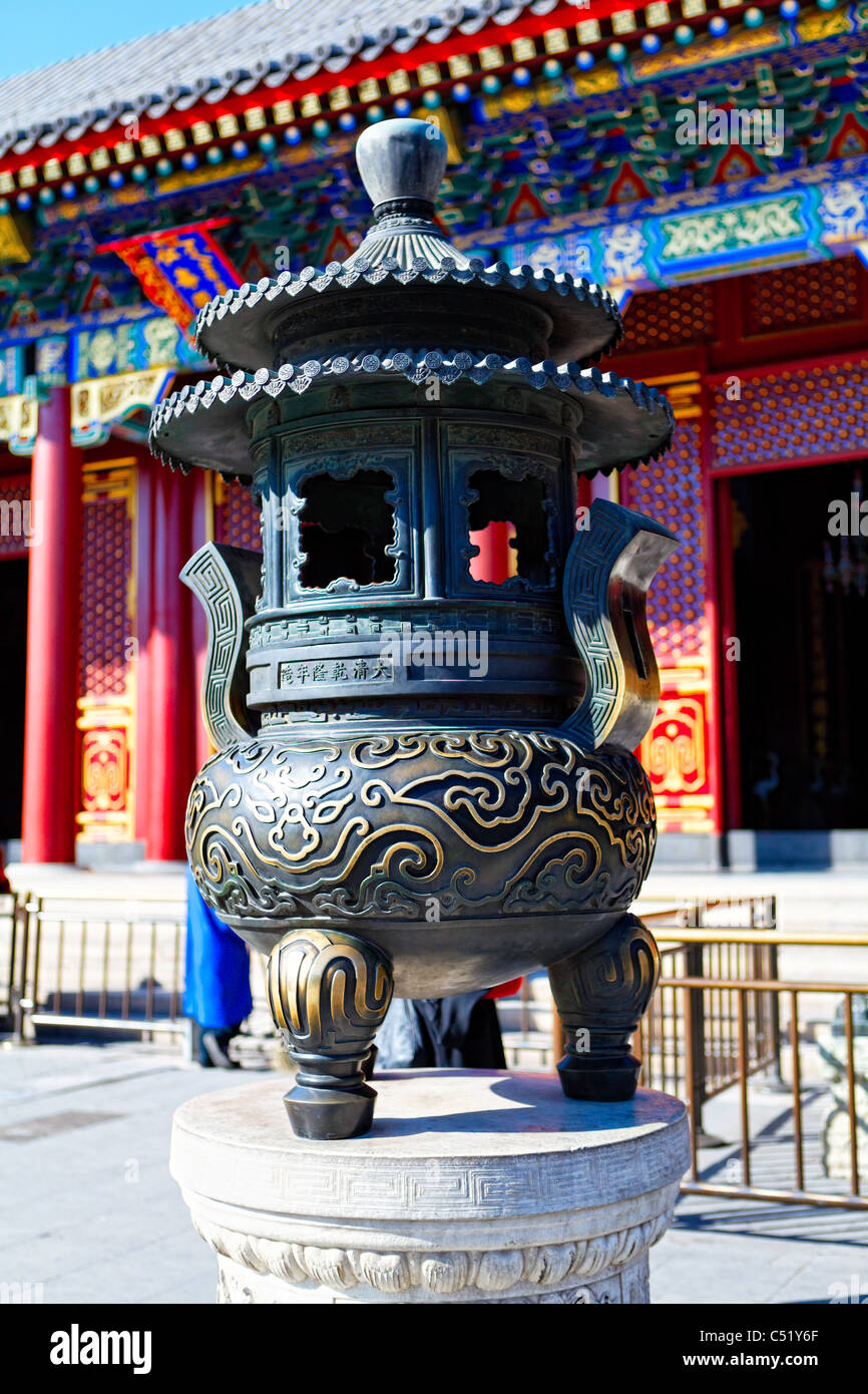 Ornati bruciatore di incenso, presso la Sala della benevolenza e della longevità, Palazzo d'Estate a Pechino, Cina Foto Stock