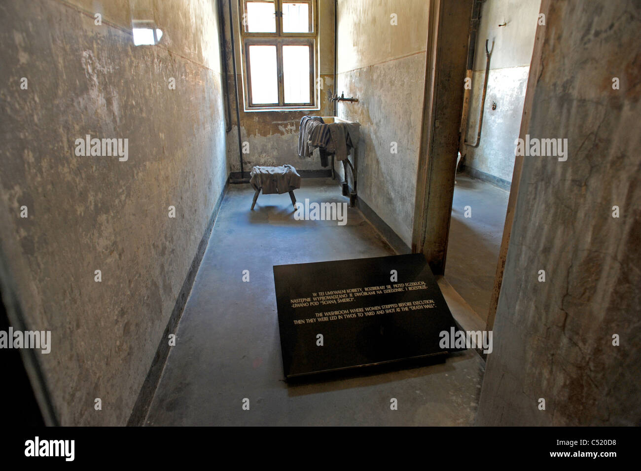 Auschwitz 1 ex campo di concentramento e ora un museo di stato - Bagno nel blocco 11 dove le donne strappato prima di essere girato Foto Stock