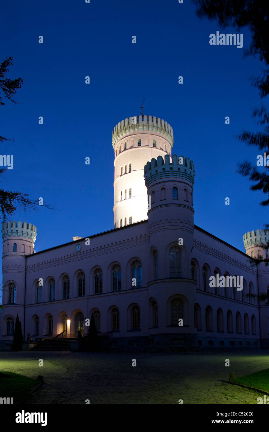 Il castello di caccia Granitz di notte in Lancken-Granitz, Rügen, Germania Foto Stock