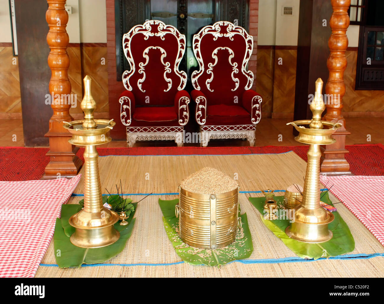 E Nirapara Nilavilakku - Matrimonio Tradizionale rituali in Indian Il matrimonio induista Foto Stock