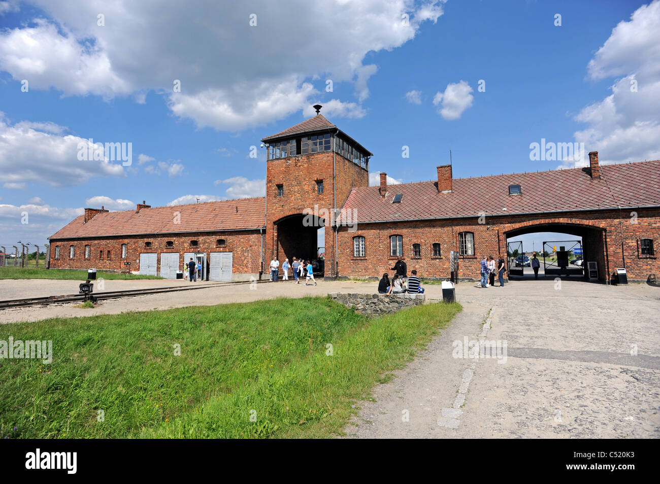 II di Auschwitz Birkenau ex campo di concentramento e ora un museo di stato - il cancello principale e ingresso Foto Stock