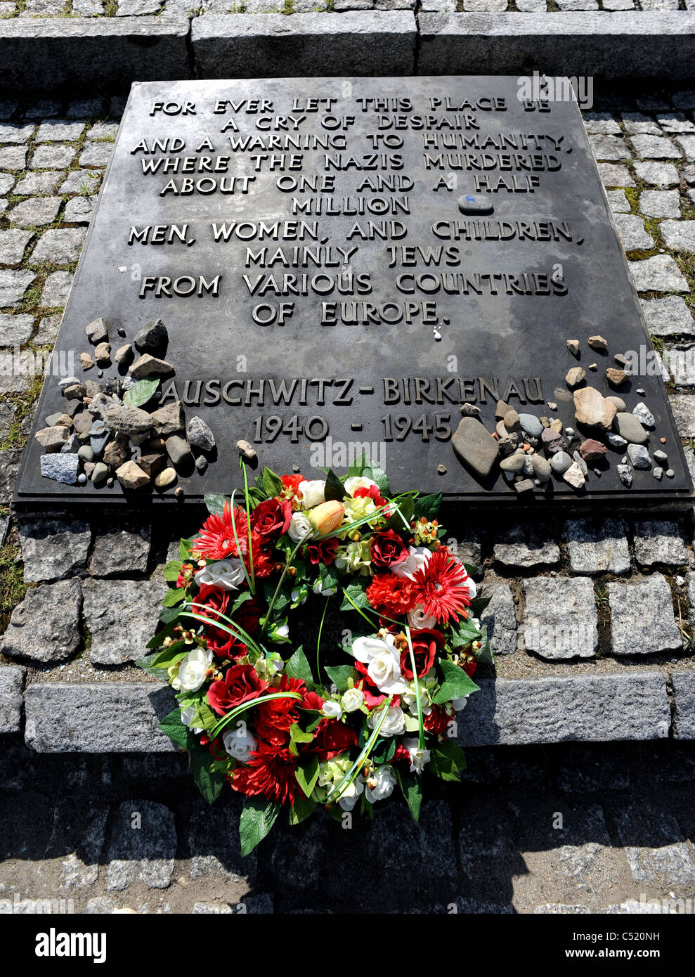 II di Auschwitz Birkenau ex campo di concentramento e ora un museo di stato - lapide dedicata alle vittime dell'olocausto Foto Stock