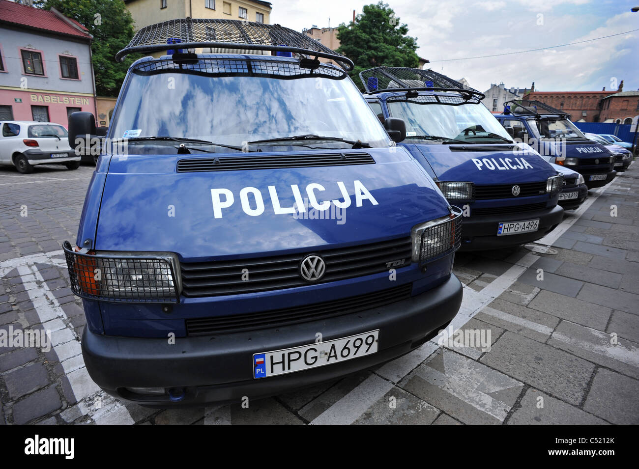 Una linea di furgoni di polizia al di fuori di una stazione di polizia in Kazimierz, il vecchio quartiere ebraico di Cracovia Foto Stock