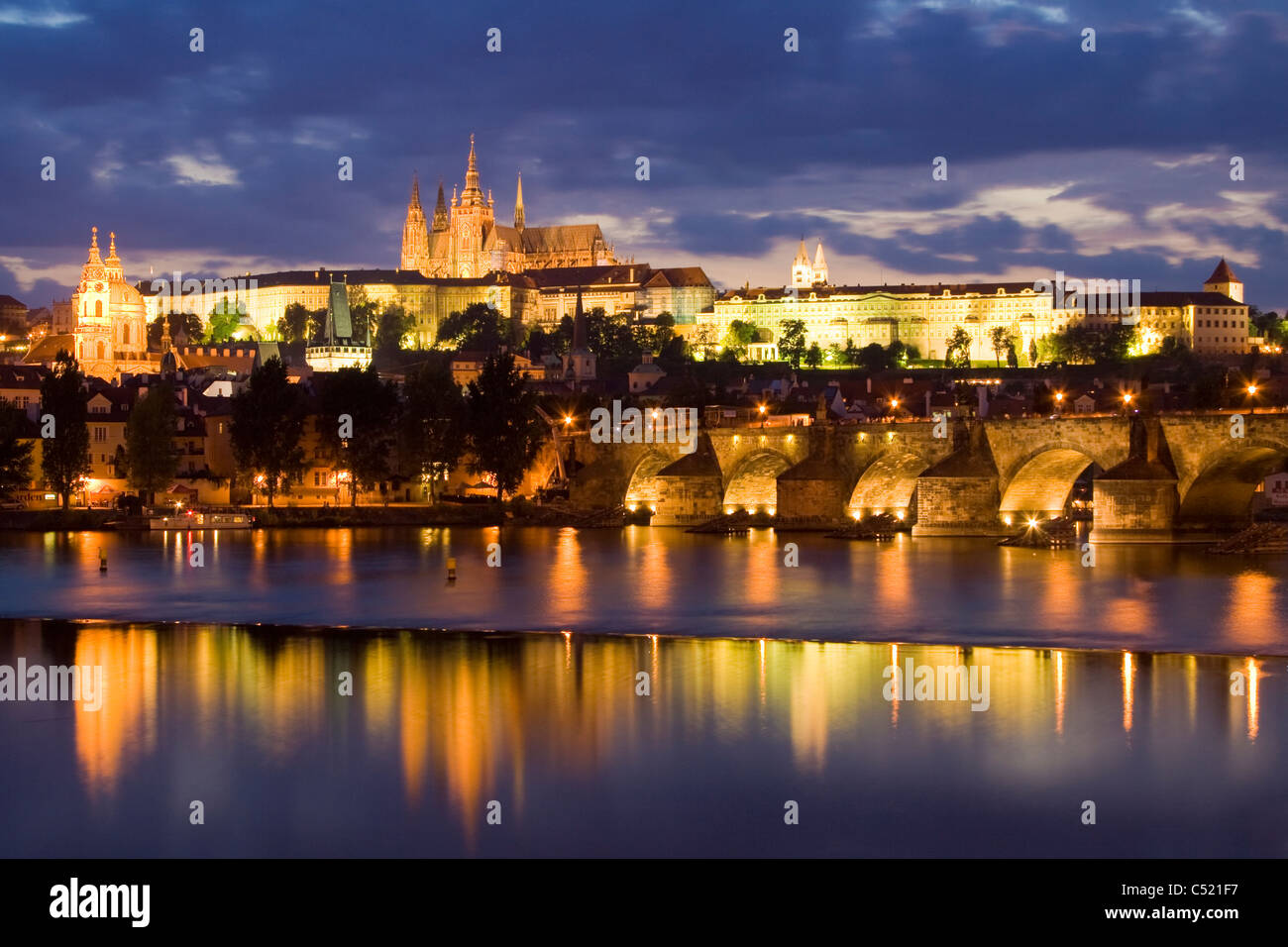 Atmosfera serale a Charles Bridge nella parte anteriore del Castello di Praga, dal Quartiere del Castello, Hradcany, Praga, Repubblica Ceca, Europa Foto Stock