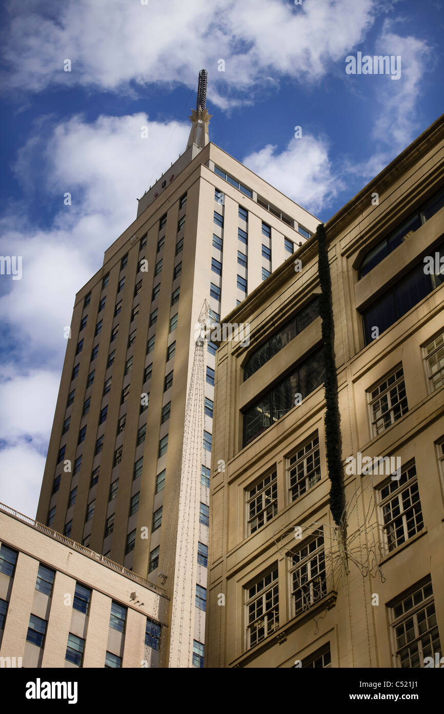 Due classici ed eleganti edifici cercando sono giustapposti in prospettiva e di sparare contro un cielo nuvoloso. Foto Stock