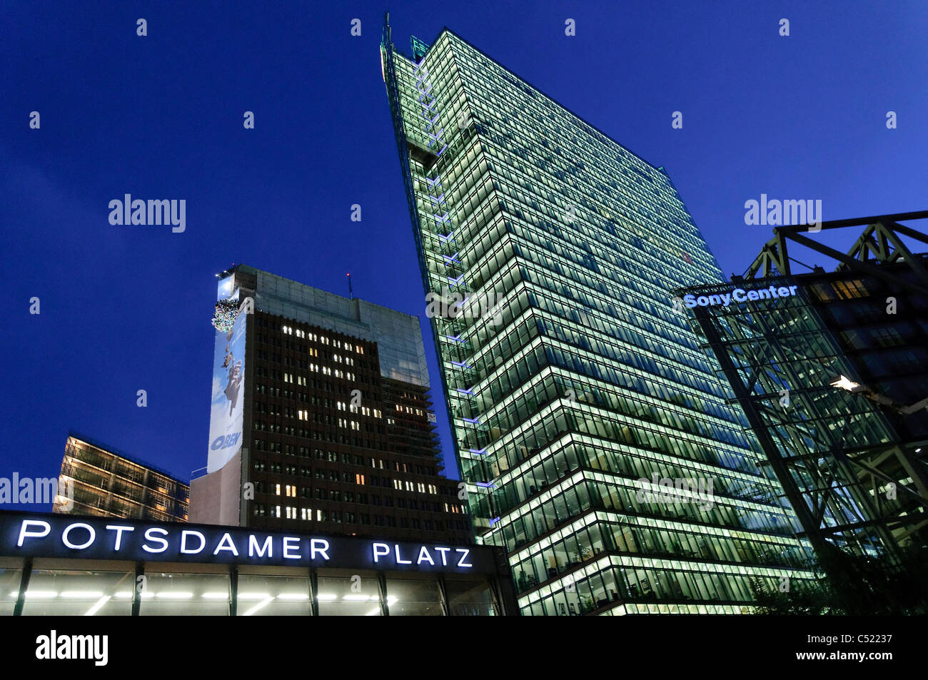 Edifici ad alta su Potsdamer Platz di Berlino la notte, Germania, Europa Foto Stock