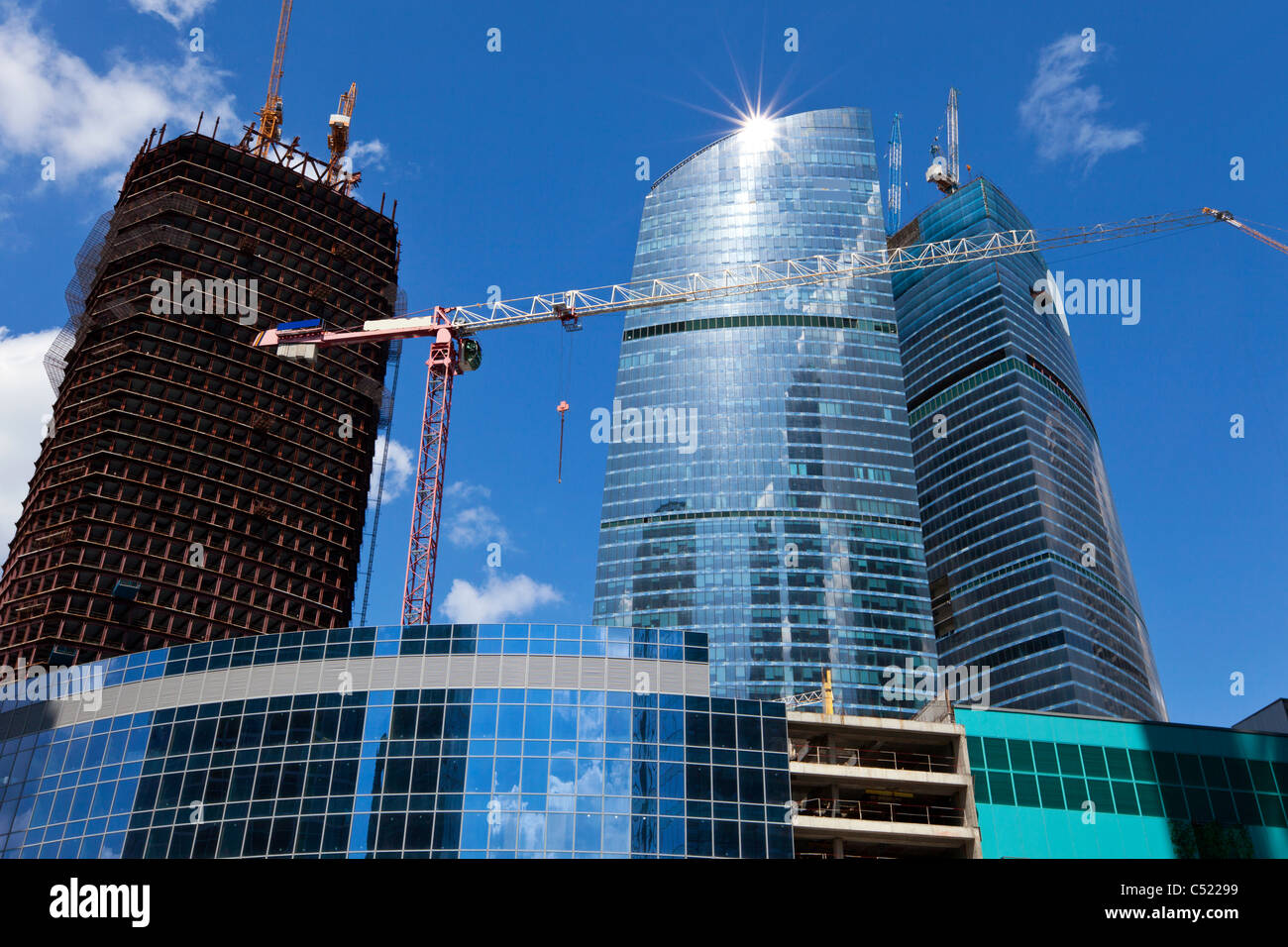 Costruzione di un alto e moderno centro business. Foto Stock