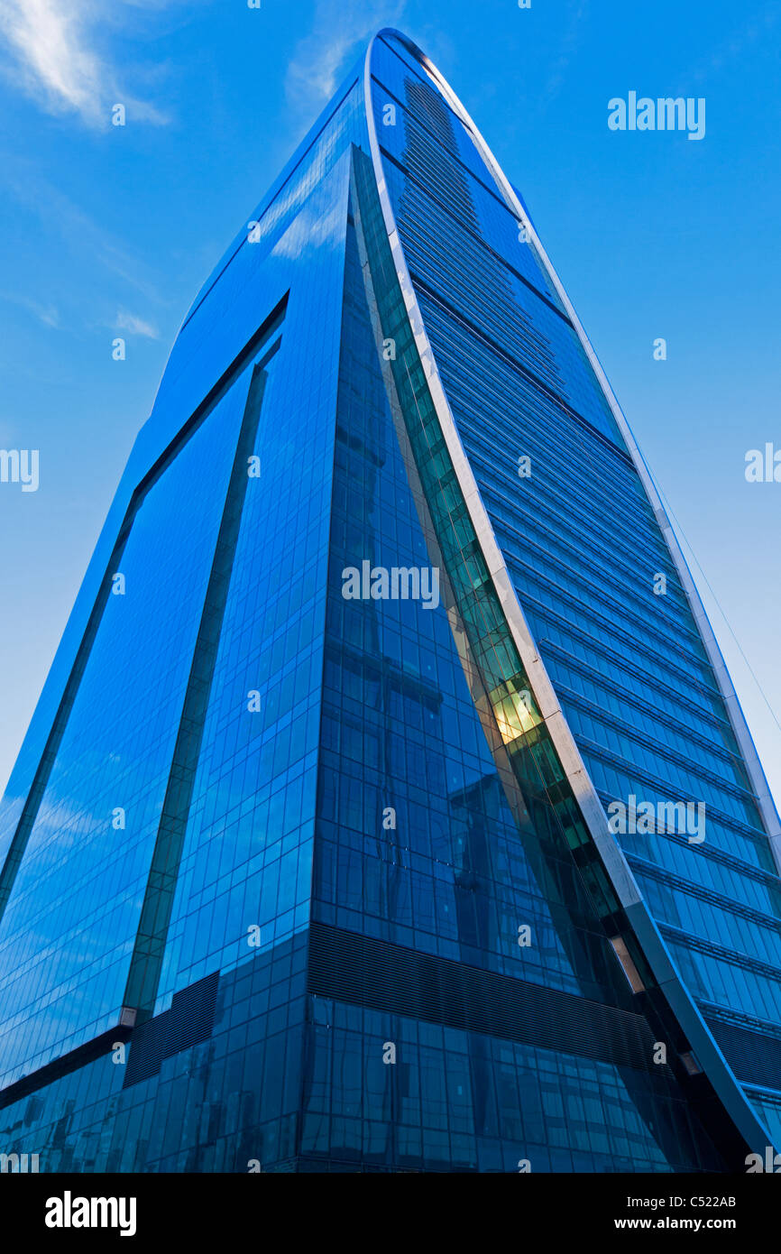 Grattacielo, stretching nel cielo blu. Foto Stock