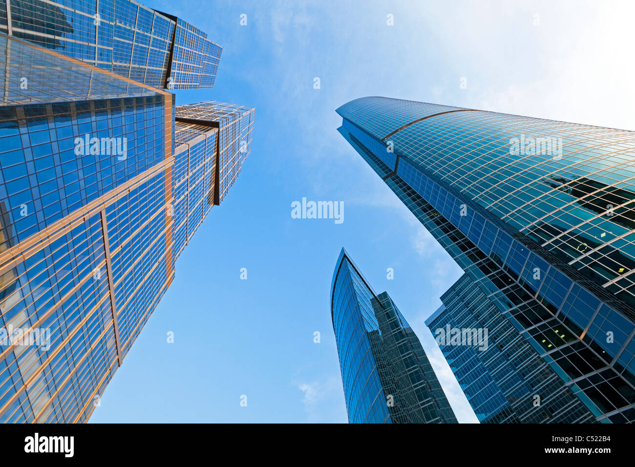 Grattacieli, stretching nel cielo blu. Foto Stock
