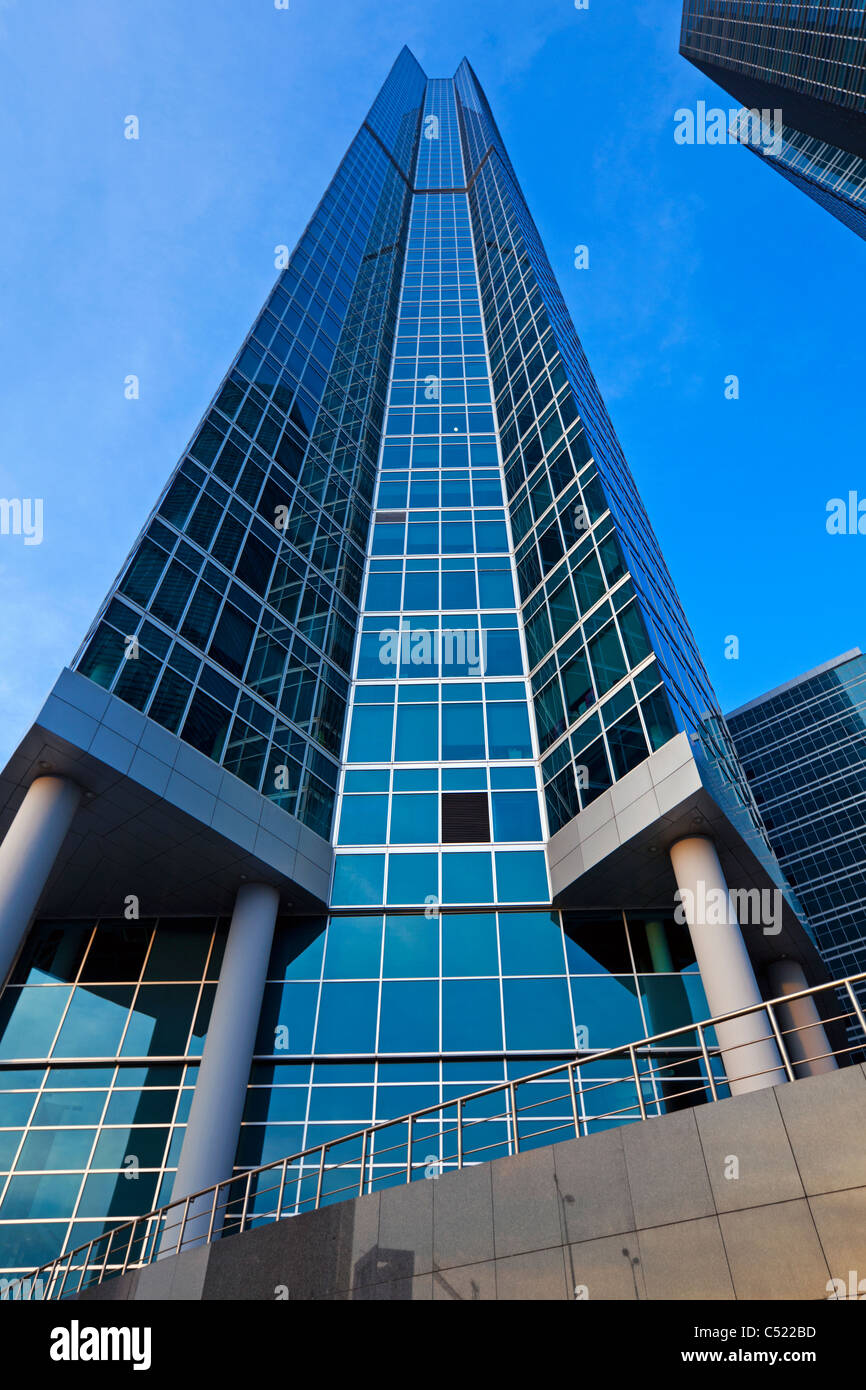 La facciata in vetro del grattacielo moderno. Foto Stock