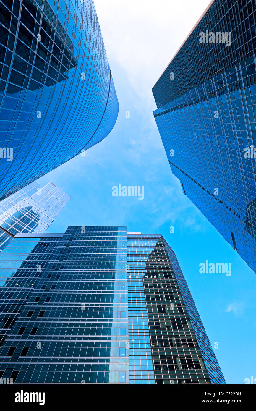 Grattacieli, stretching nel cielo blu. Foto Stock