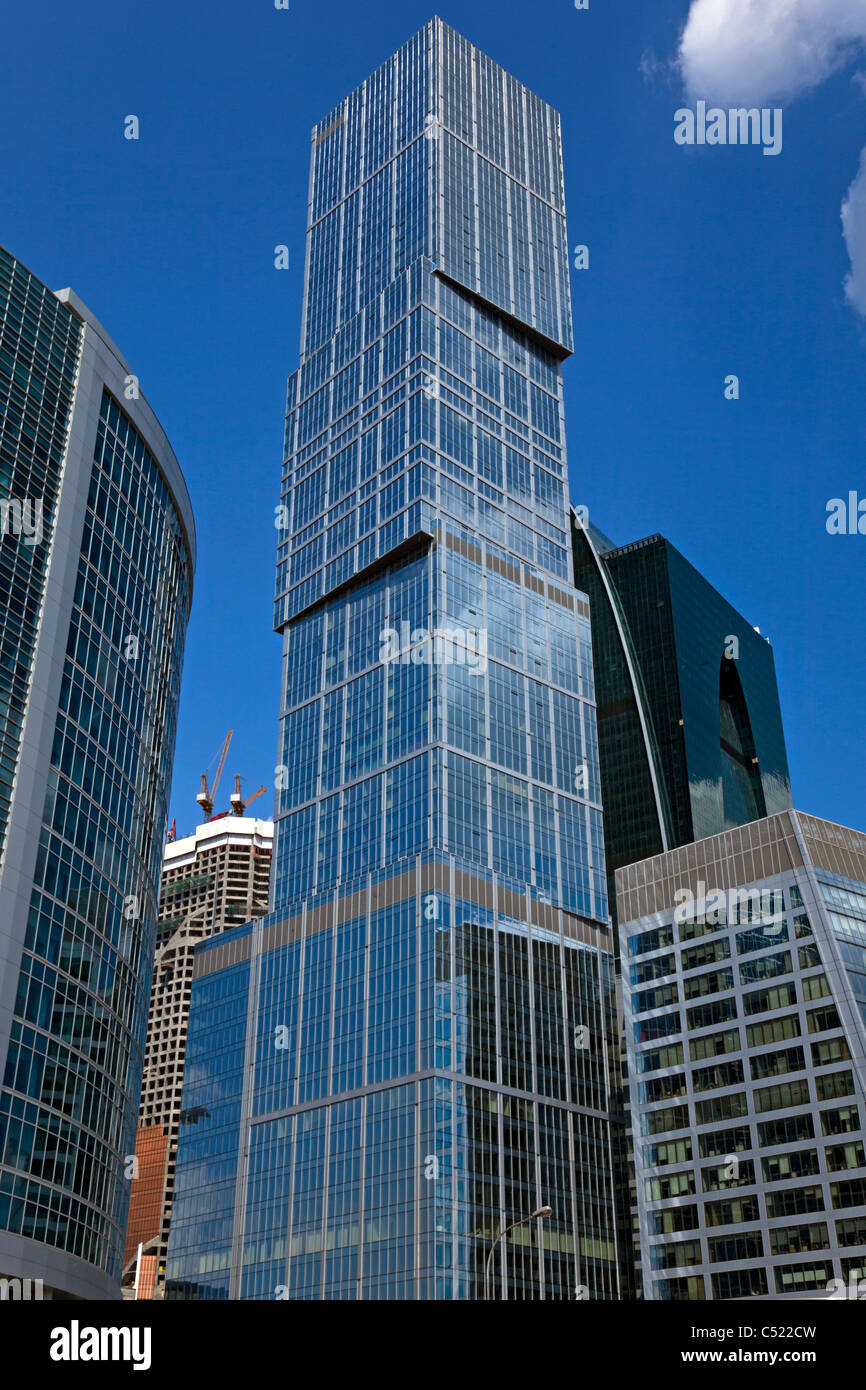 Grattacieli nel cielo blu. Foto Stock