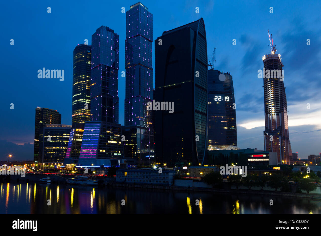 Grattacieli nella città di notte. Foto Stock