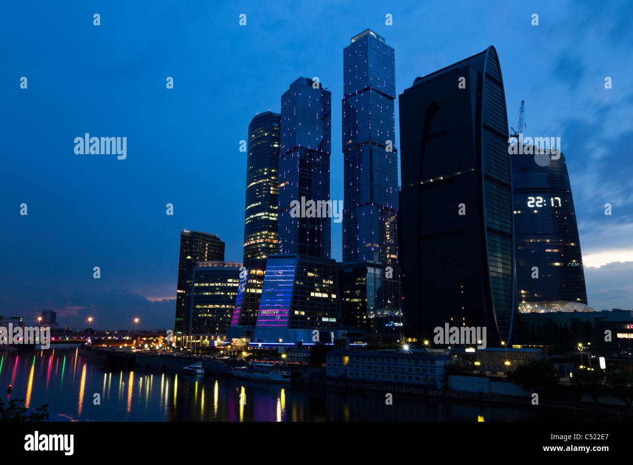 Grattacieli nella città di notte. Foto Stock
