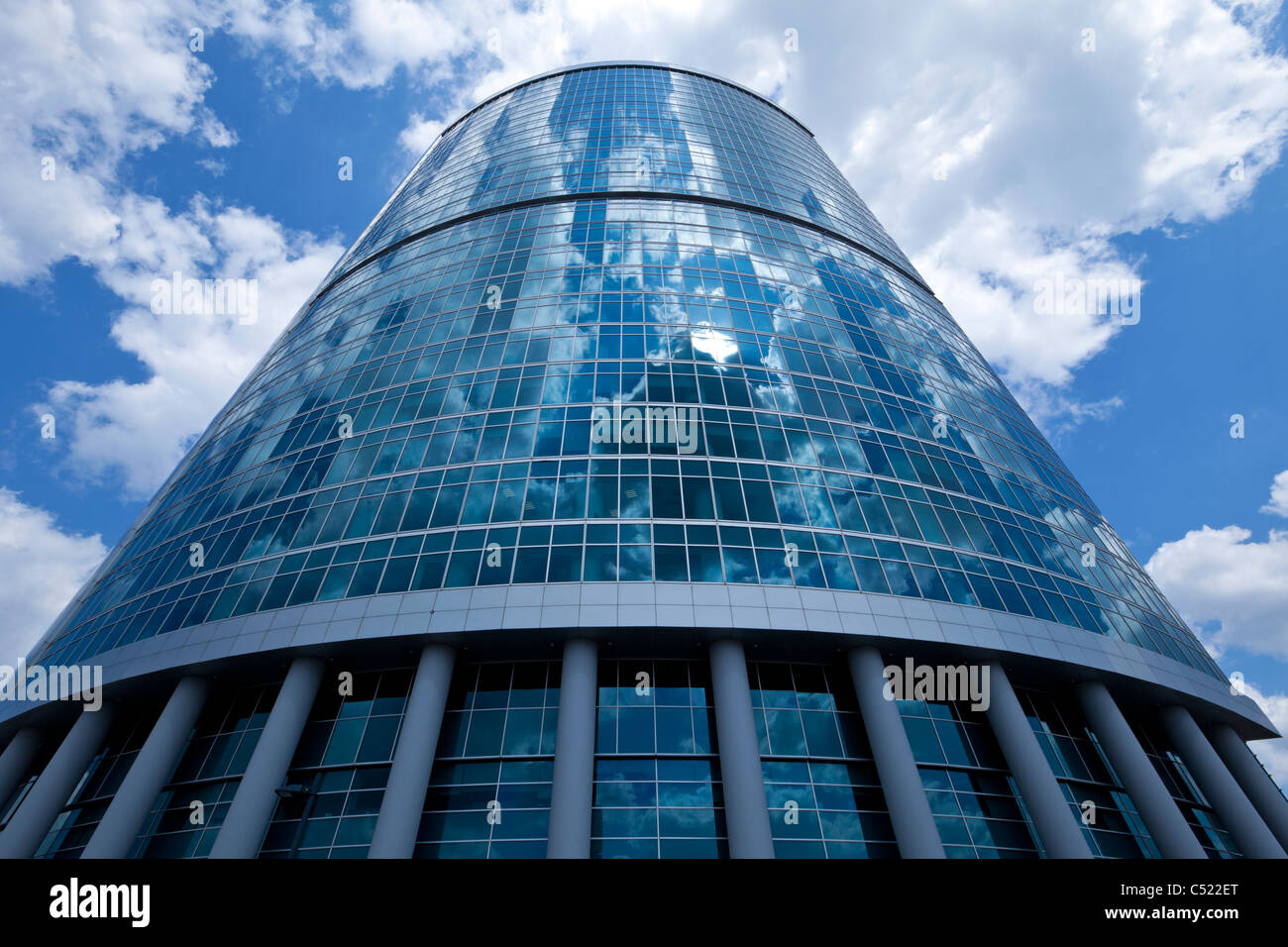 La facciata in vetro del grattacielo moderno. Foto Stock