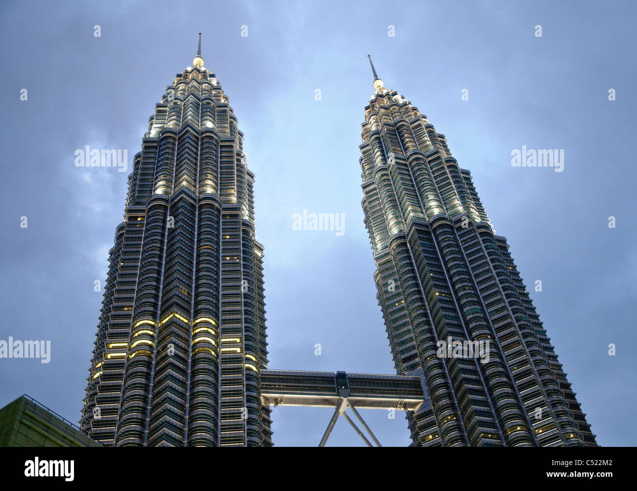 Petronas Twin Towers illuminata di notte, Kuala Lumpur, Malesia, Asia sud-orientale, Asia Foto Stock