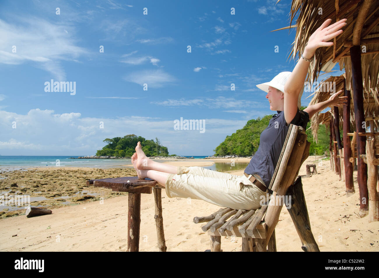 Donna sulla spiaggia di Paya, Pulau Isola di Tioman, Malaysia, Asia sud-orientale, Asia Foto Stock