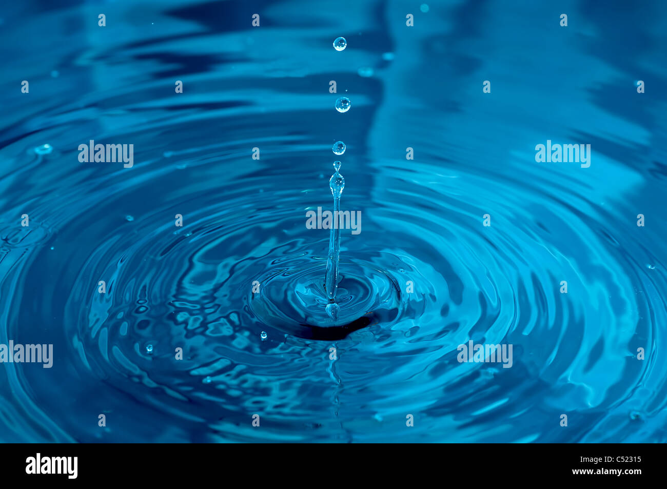 goccia dell'acqua blu Foto Stock