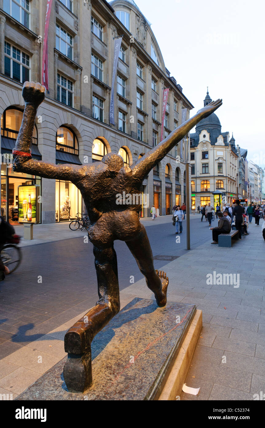 La scultura in Grimmaische Strasse, la via dello shopping, Lipsia, Sassonia, Germania, Europa Foto Stock