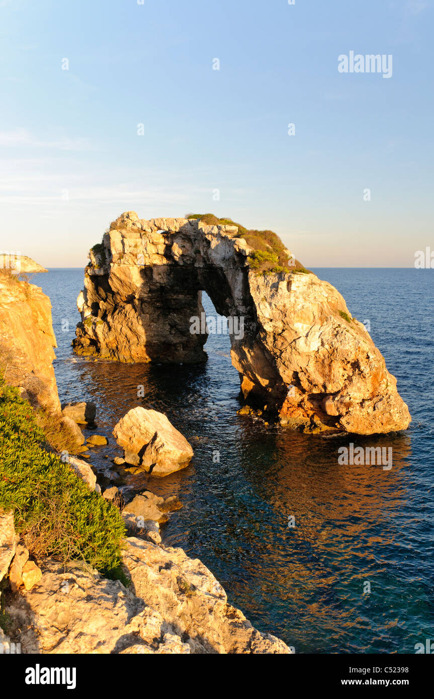 Es Pontas, una roccia naturale arch al largo della costa di Cala Santanyi, Maiorca, isole Baleari, Spagna, Europa Foto Stock