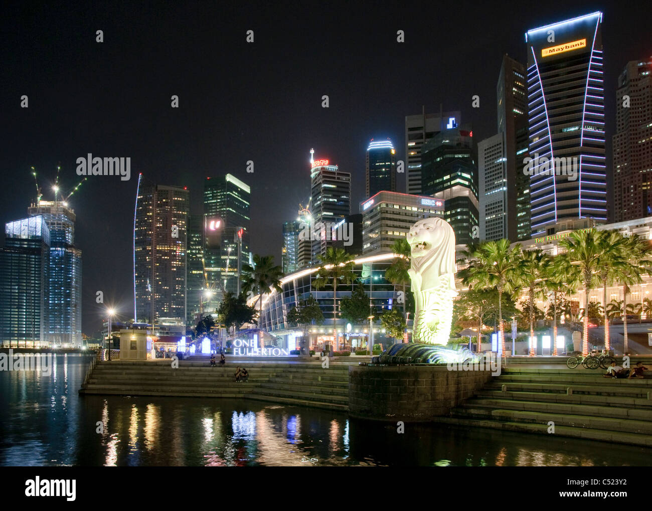Il Merlion di Marina Bay di notte, punto di riferimento della città di Singapore, skyline del quartiere finanziario, il quartiere centrale degli affari Foto Stock