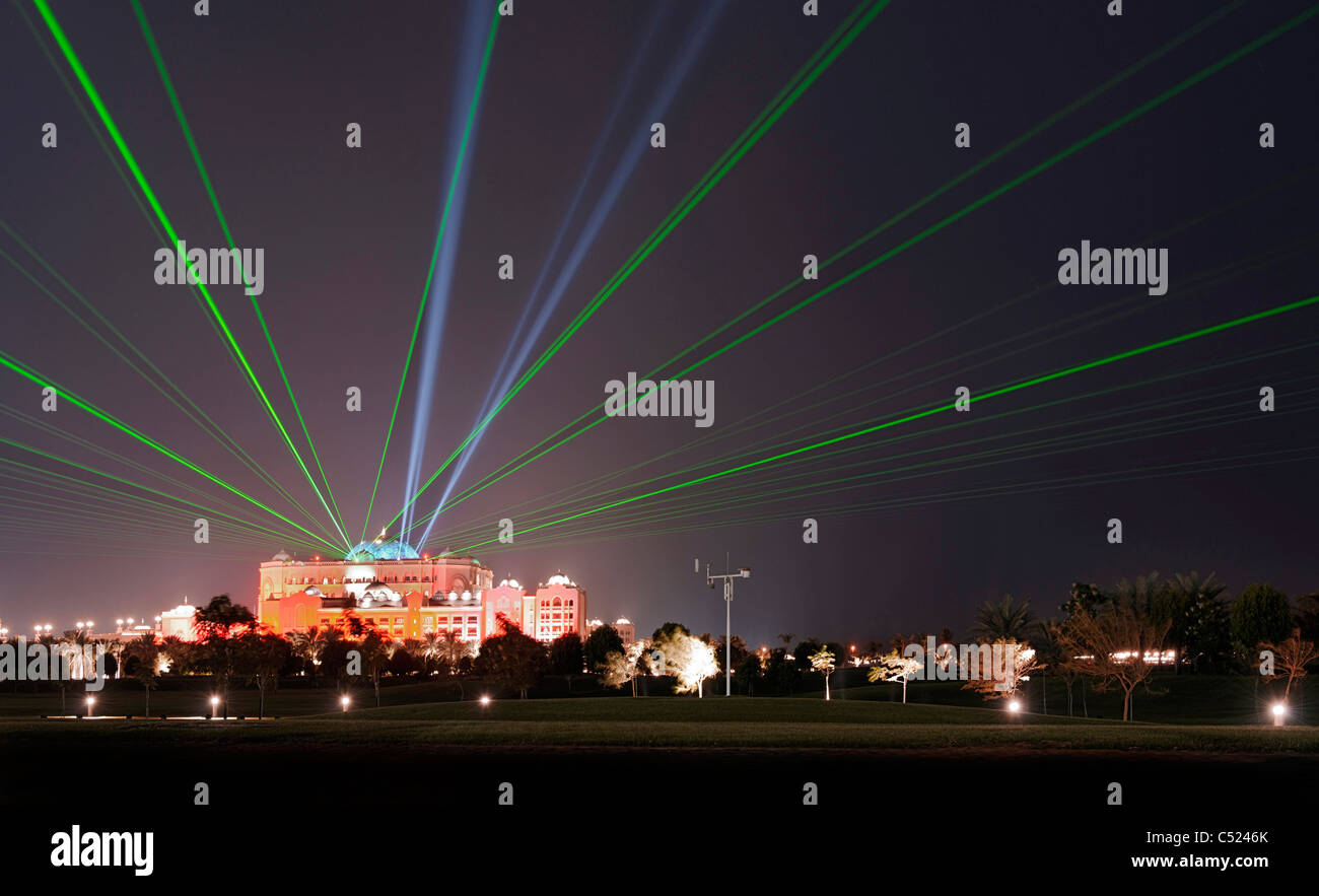 Emirates Palace, illuminato con un laser show, Abu Dhabi Corniche, Al Khubeirah, Emirato di Abu Dhabi, Emirati Arabi Uniti Foto Stock