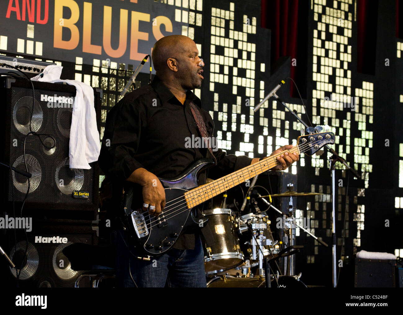 Un bassista sul palco Foto Stock