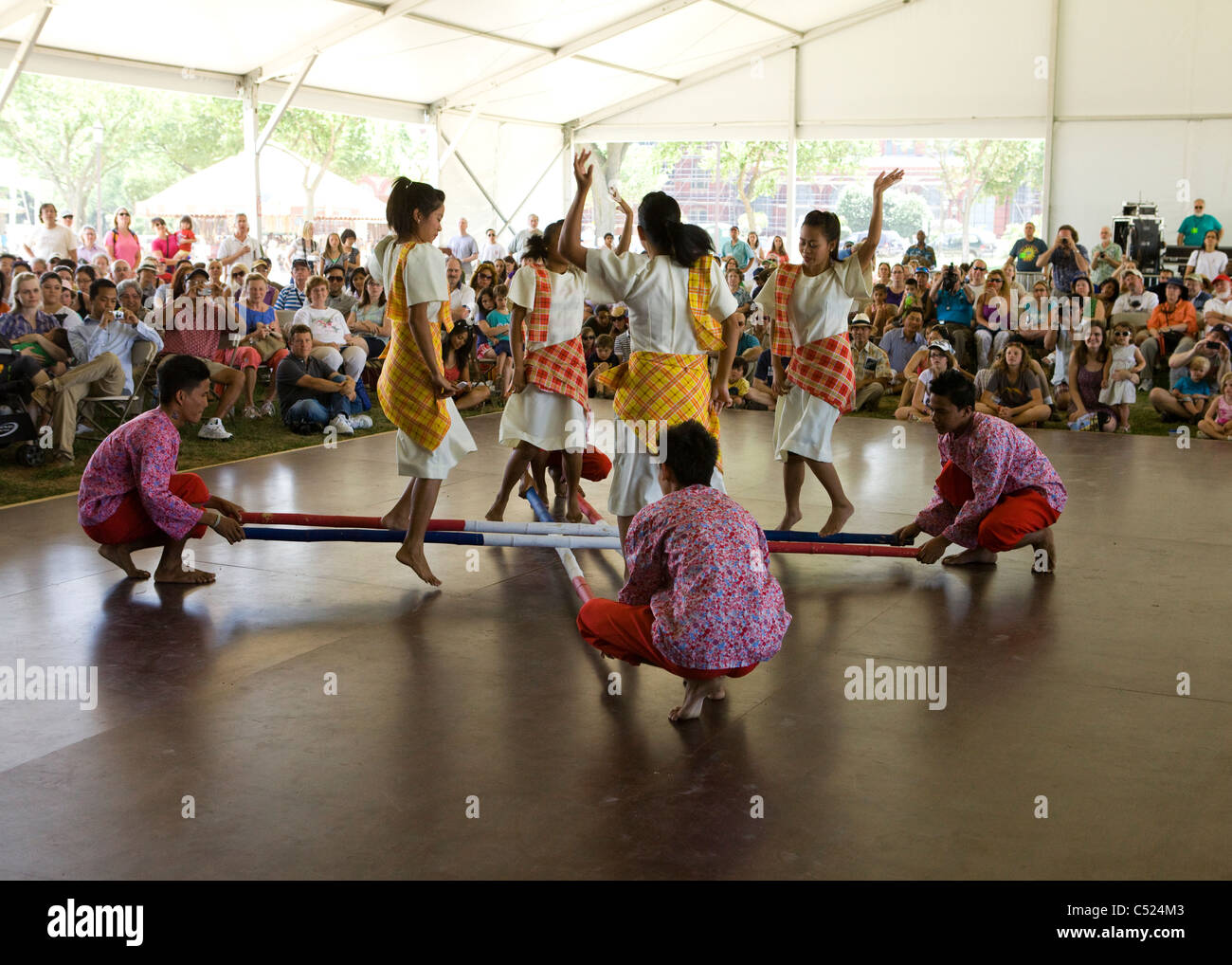 Tinikling (Philippine folk dance) musicisti sul palco - Smithsonian Folklife Festival, Washington DC, Stati Uniti d'America Foto Stock