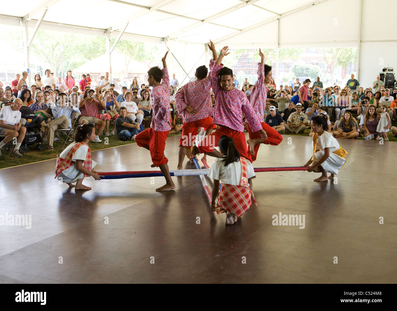 Tinikling (Philippine folk dance) musicisti sul palco - Smithsonian Folklife Festival, Washington DC, Stati Uniti d'America Foto Stock