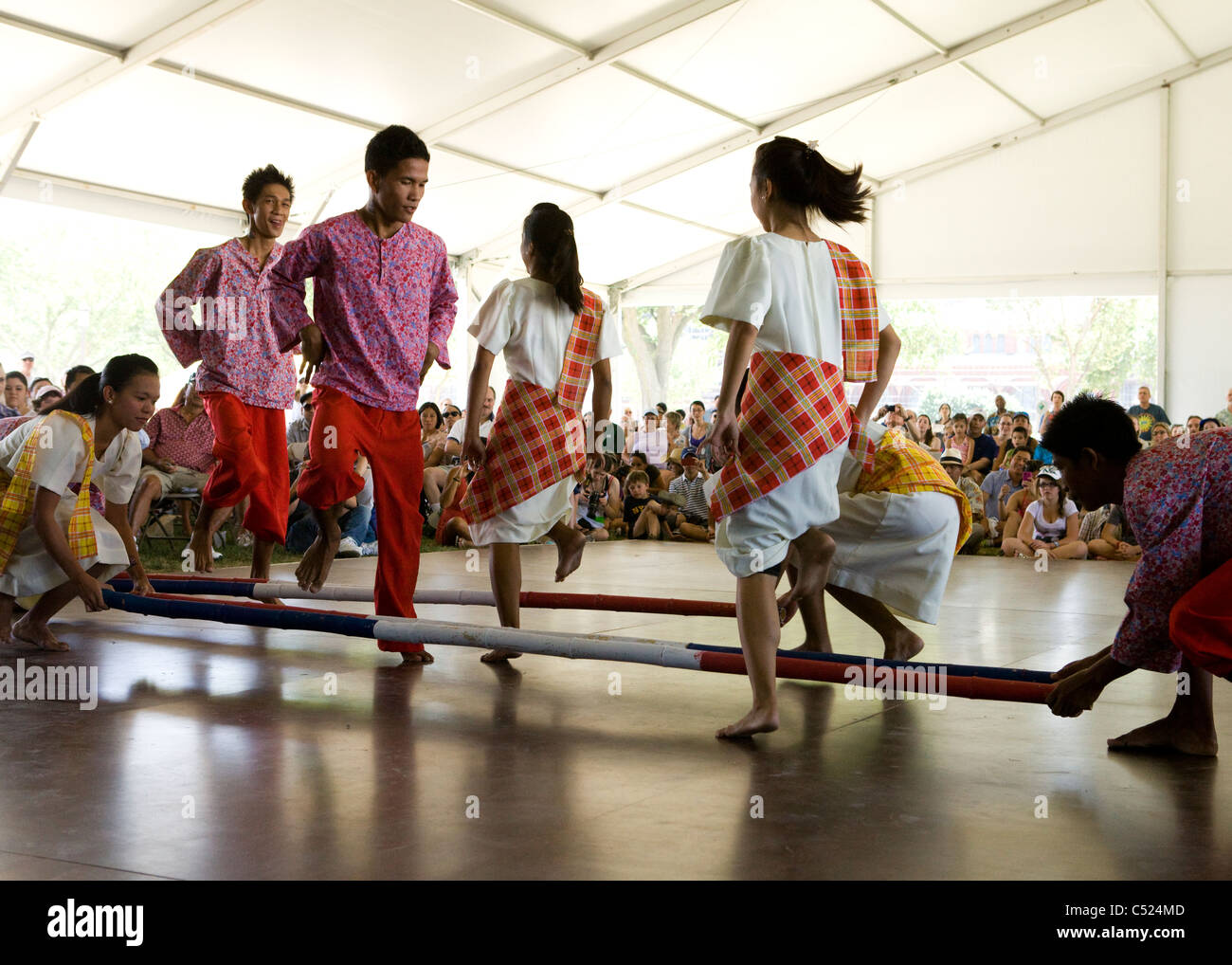 Tinikling (Philippine folk dance) musicisti sul palco - Smithsonian Folklife Festival, Washington DC, Stati Uniti d'America Foto Stock