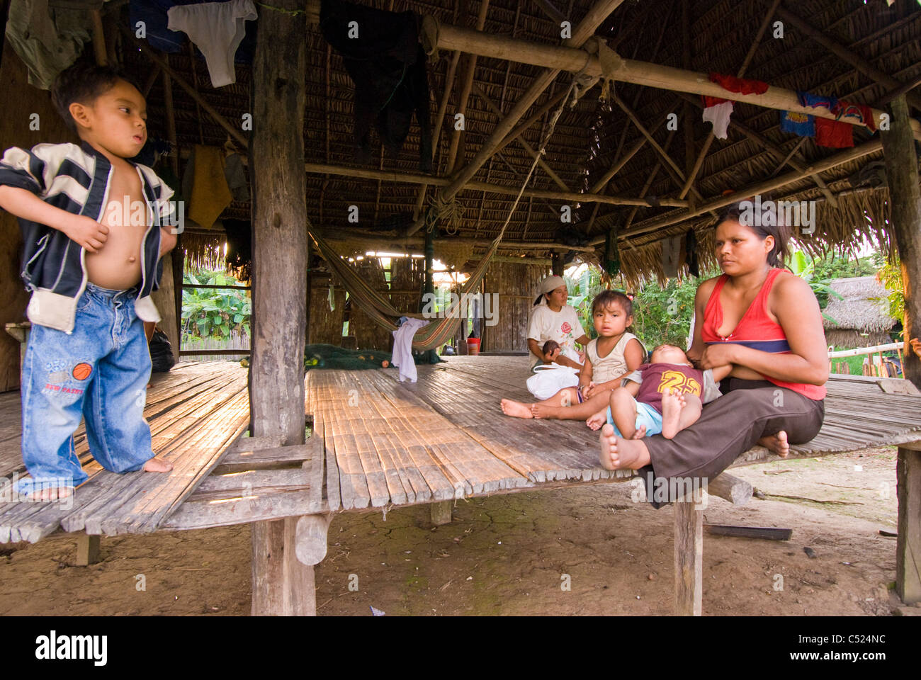 Fiume indigeni persone famiglia nel piccolo villaggio sul Rio El Tigre, affluente del fiume del Amazon a Loreto, Perù Foto Stock