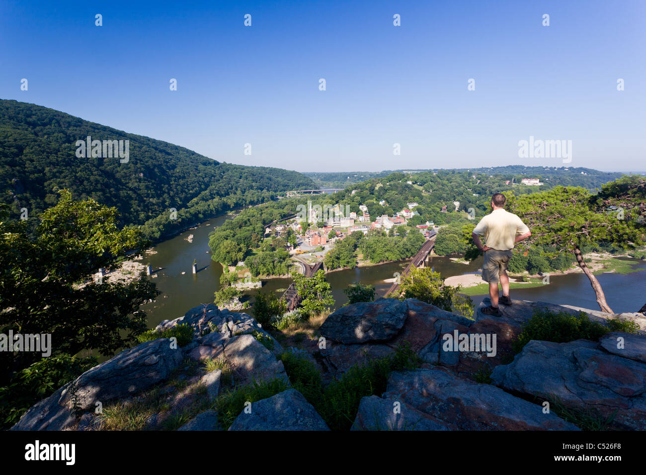 Senior escursionista maschio che si affaccia sulla Shenandoah e potomac fiumi della città di harpers Ferry Foto Stock