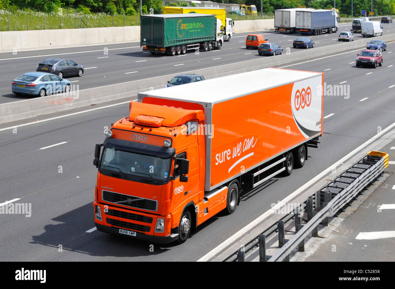 Guardando verso il basso a partire da sopra a TNT Express & consegna merci business hgv supply chain & camion rimorchio articolato percorrendo l autostrada England Regno Unito Foto Stock