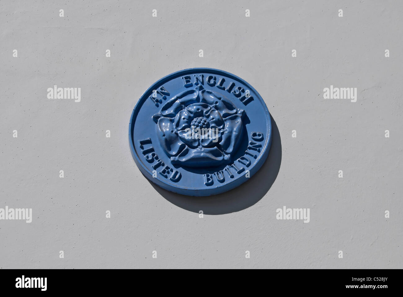Placca con Tudor Rose emblema e un testo che indica che un inglese un edificio elencato, sebbene non approvato da qualsiasi funzionario corpo del patrimonio Foto Stock
